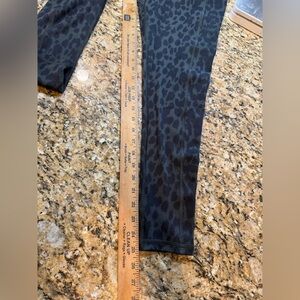 Victoria's Secret Flow On Point pocket leggings dark leopard print sz 8